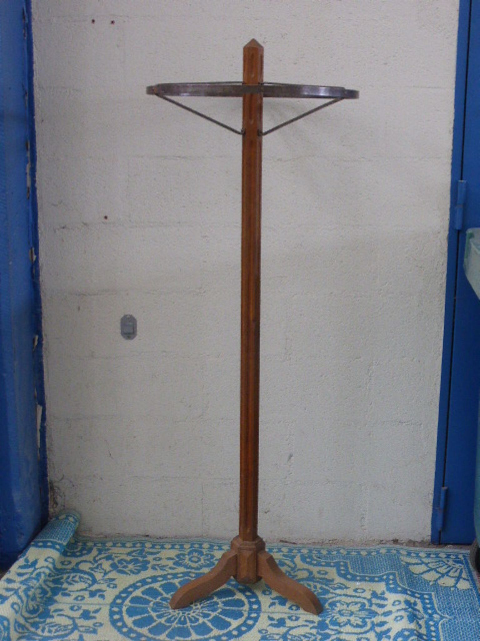 Coat rack in wood and metal