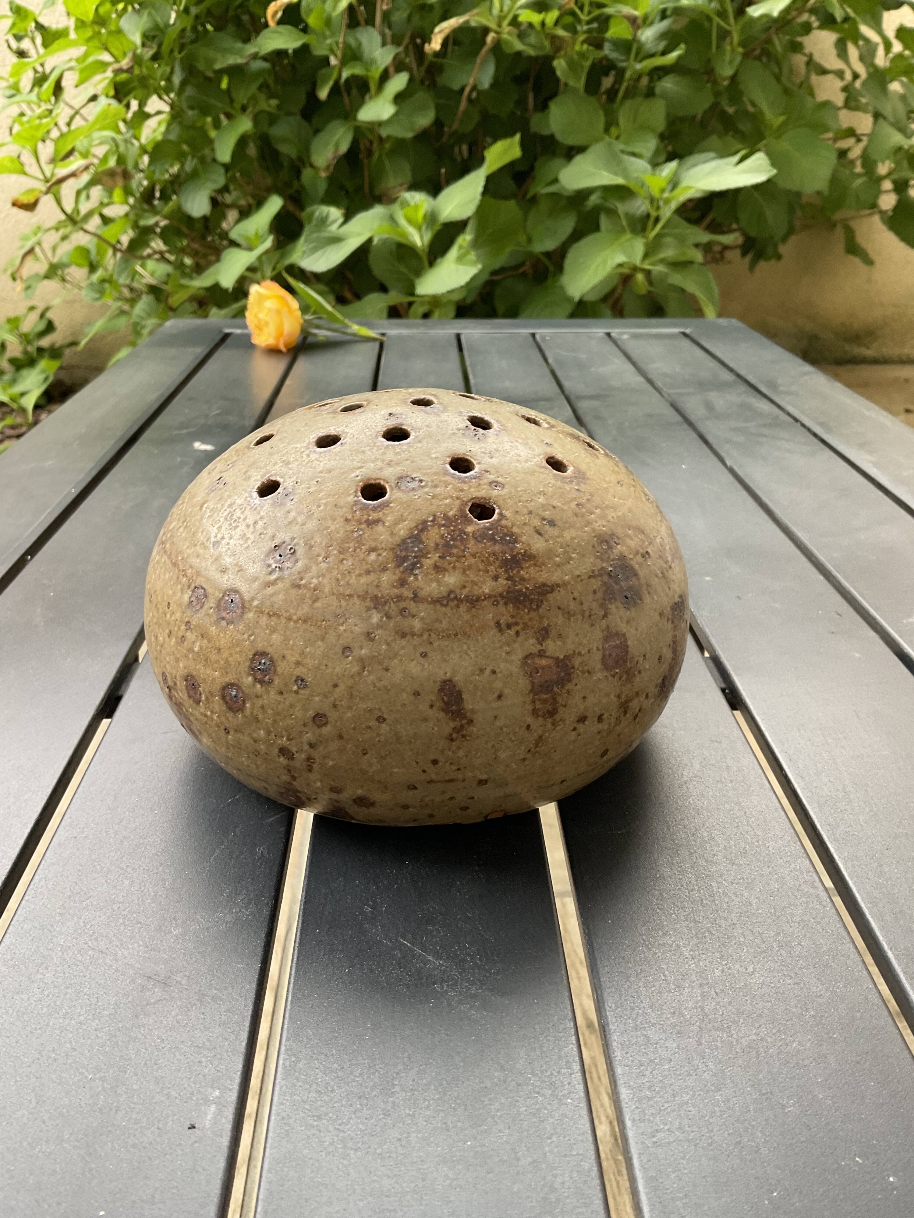 Pique fleurs ,boule en terre cuite.grès.vintage