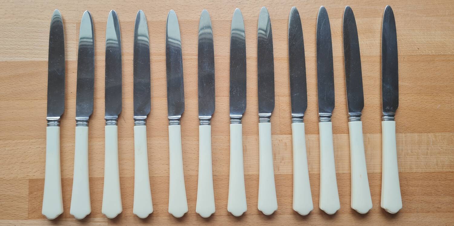 Set of 12 bakelite knives