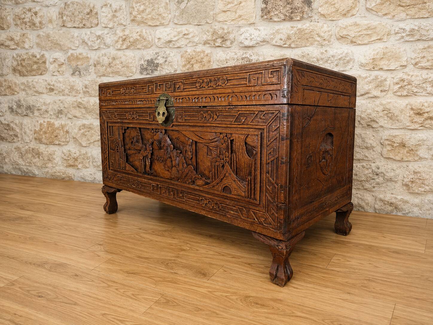 Asian chest from the 20th century made of camphor wood (omb)