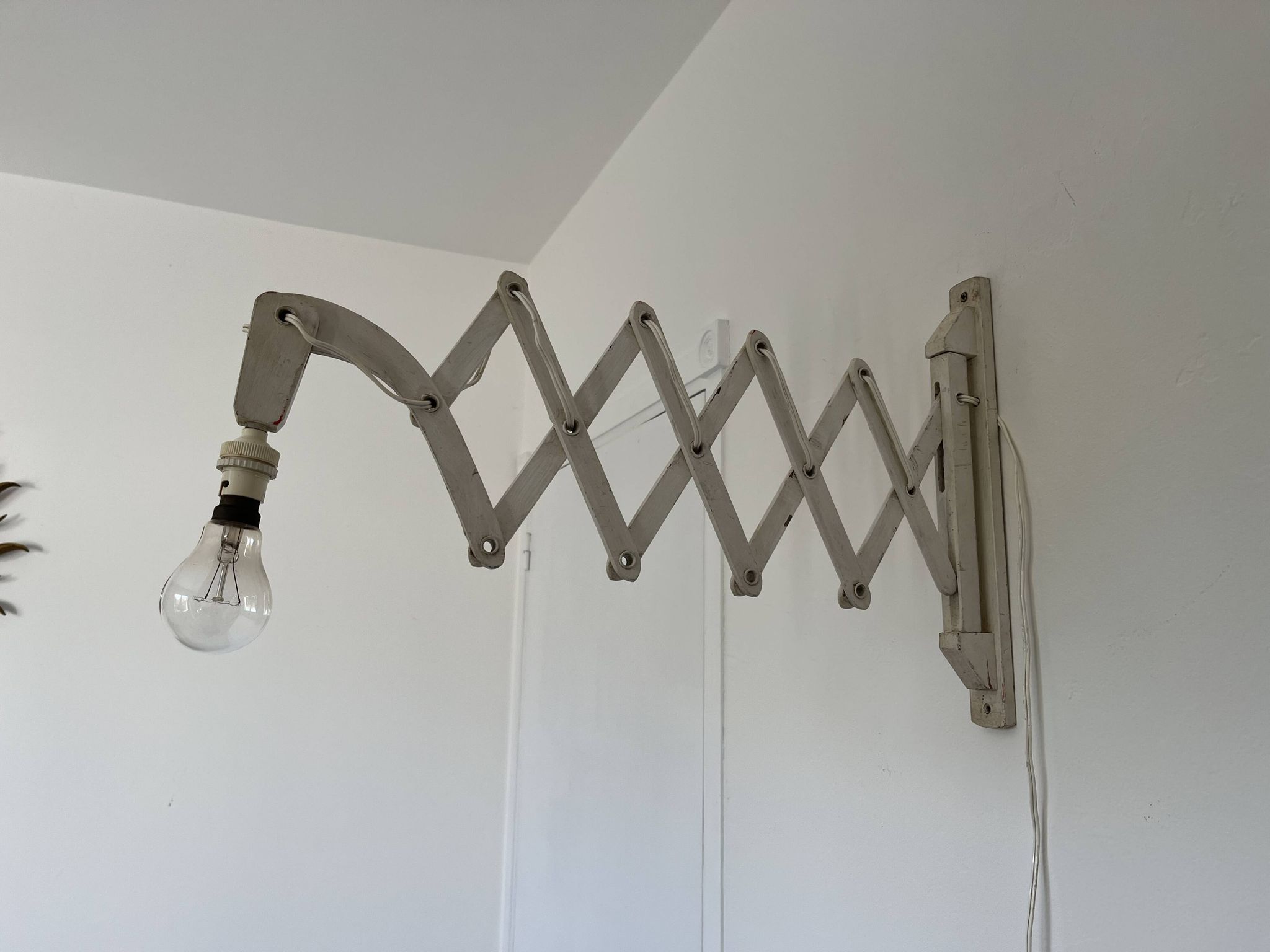 Scandinavian "accordion" or "scissors" wall light in white lacquered wood from the 60s and 70s