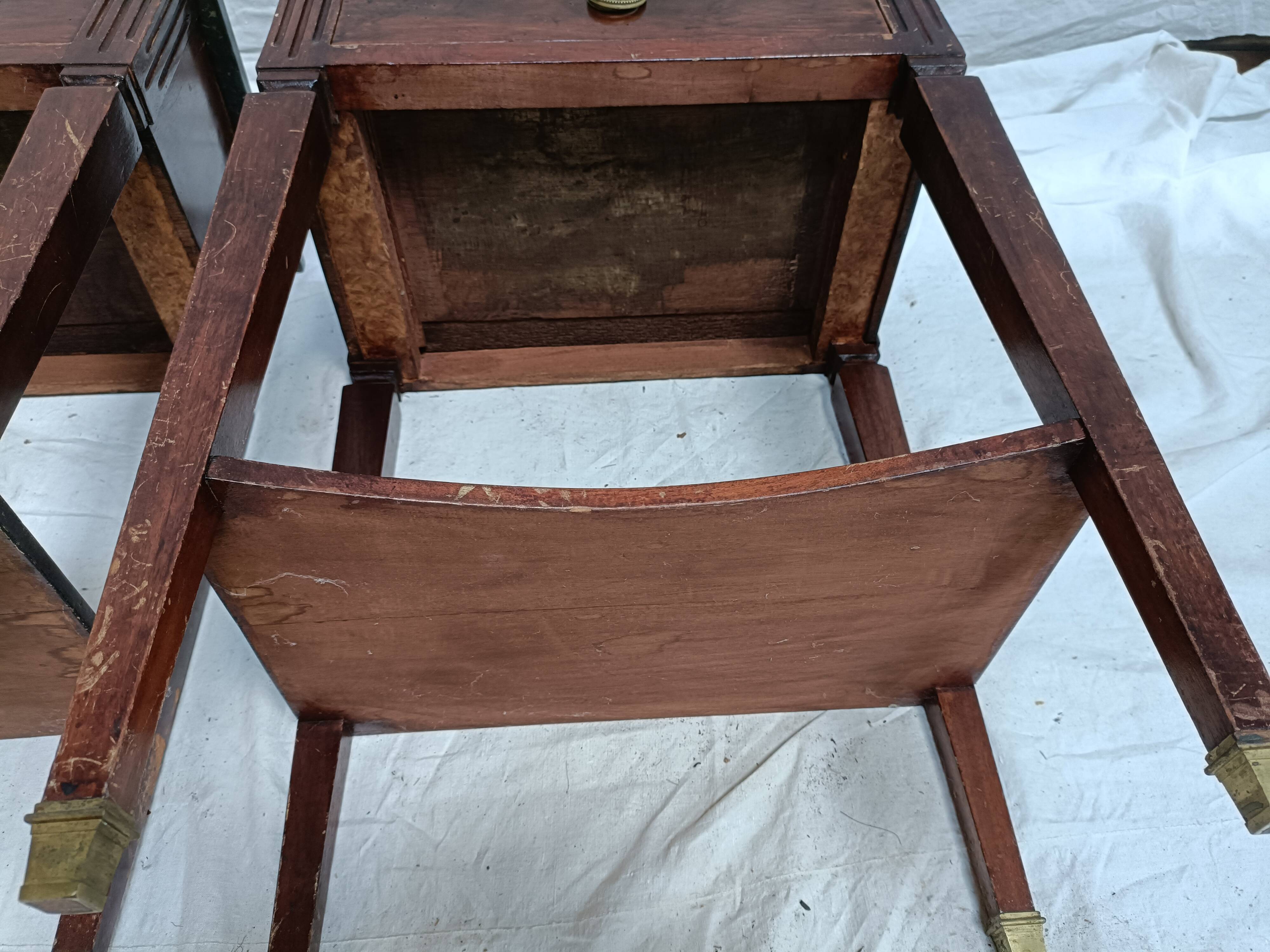 Paire de chevets Louis XVI dessus en marbre gris