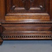 Armoire hollandaise sculptée à la main années 1940