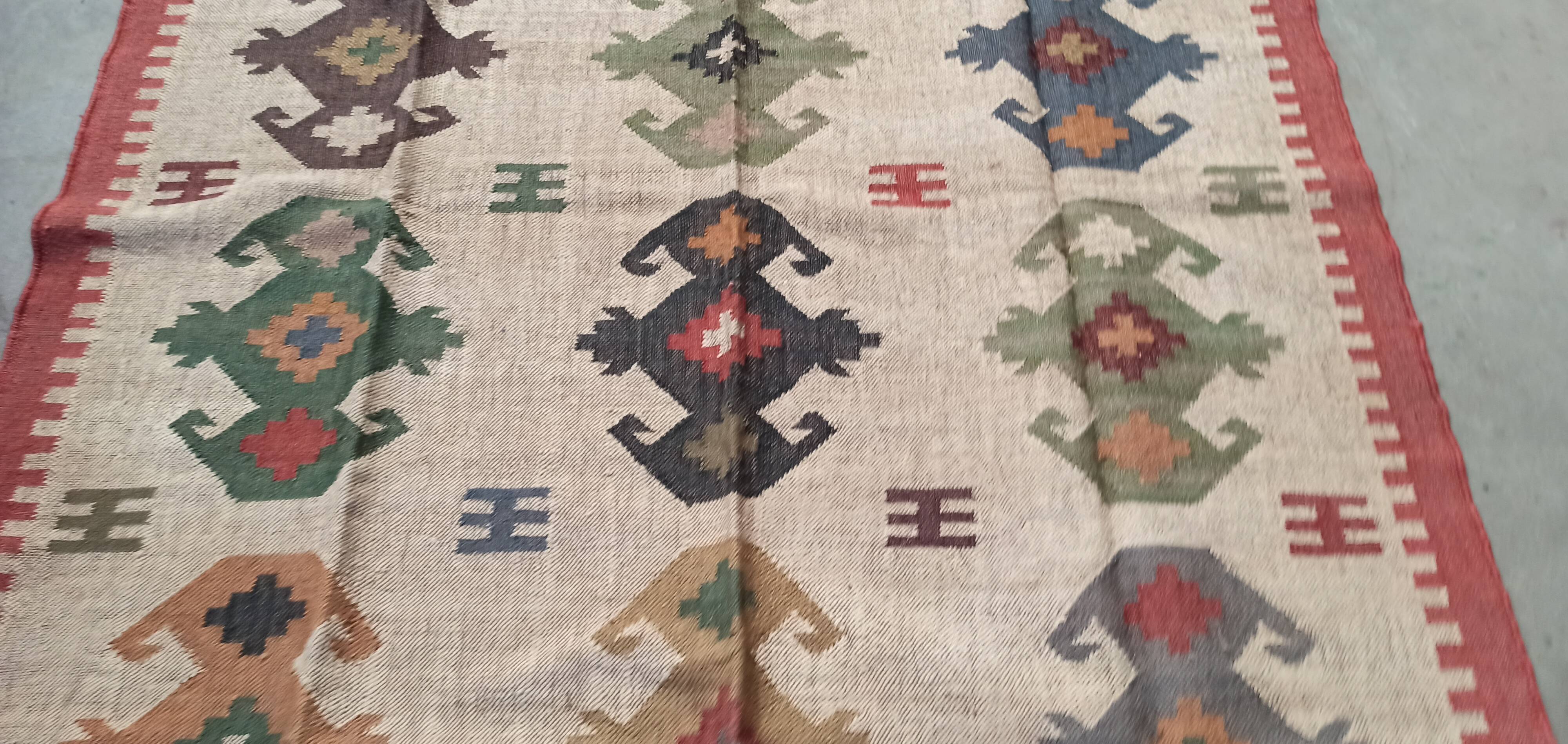 Tapis kilim en toile de jute et coton. 185cm x 285cm