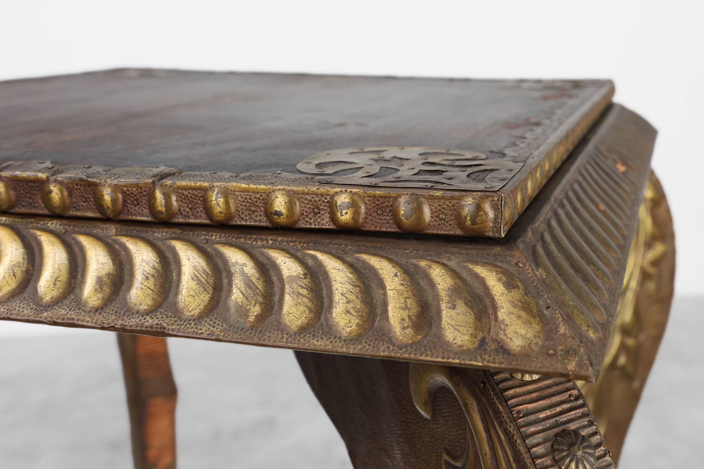 Table d'appoint Arts & Crafts en chêne et cuivre, Royaume-Uni vers 1910