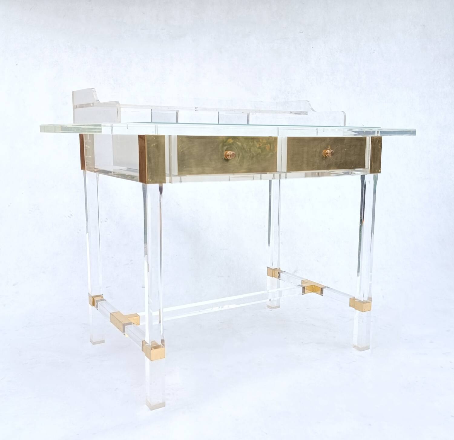 Bureau en verre acrylique et laiton par Charles Hollis Jones