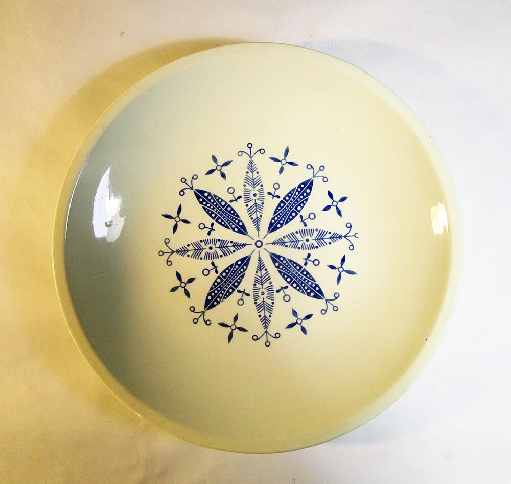 Gien hollow dish with blue flowers