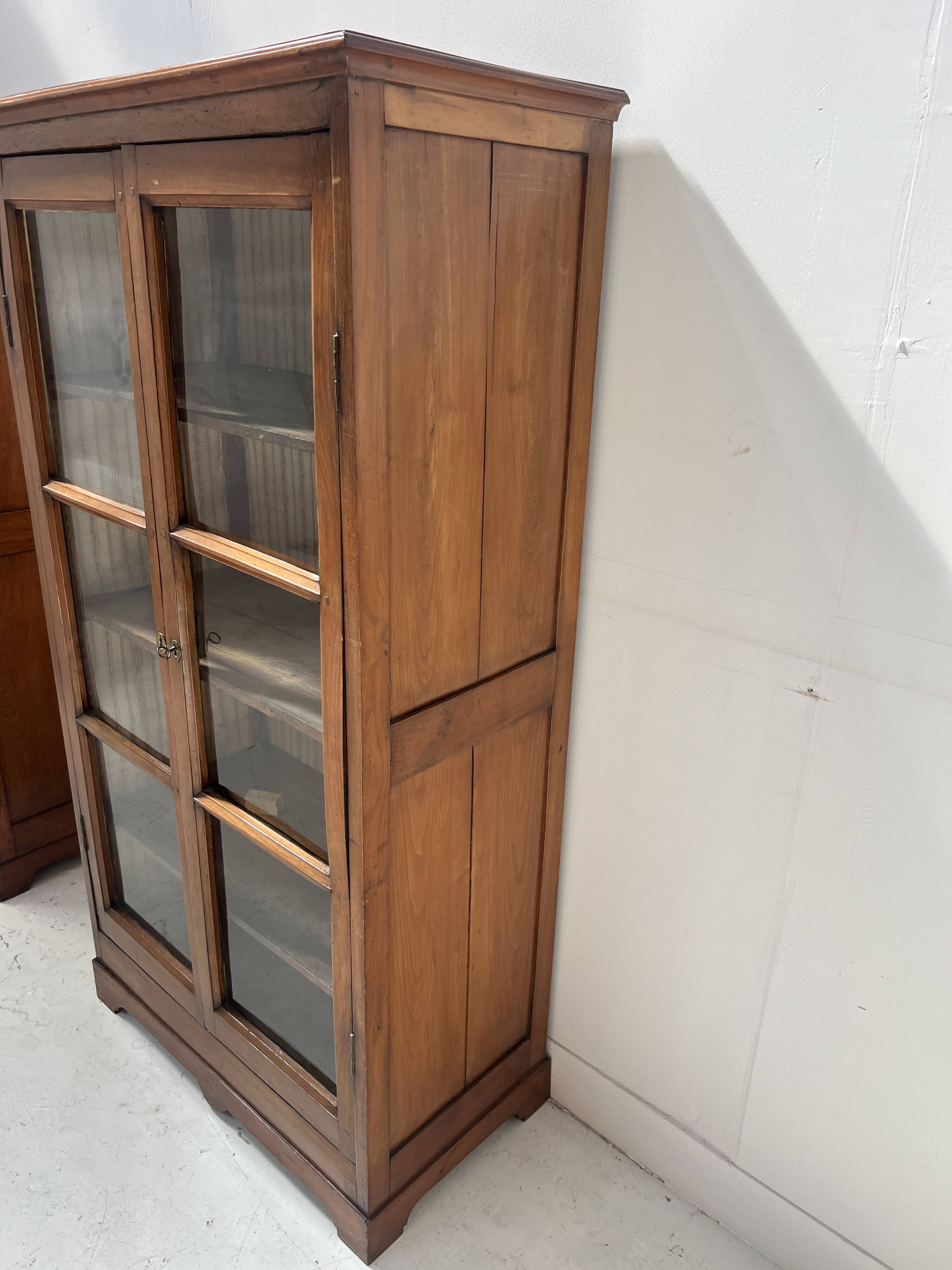 Pair of display cabinets in solid cherry wood from the 19th century.