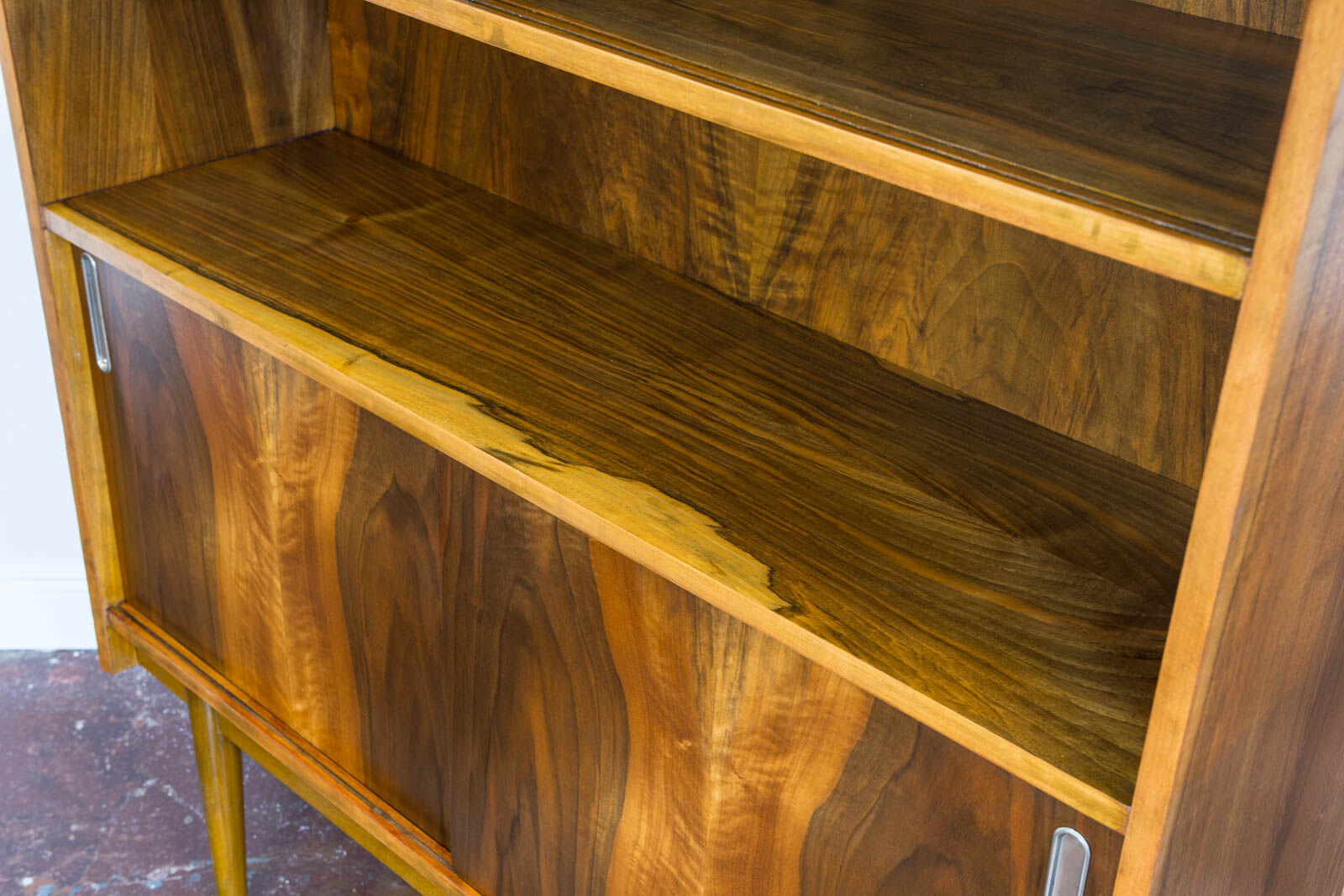 Vitrine en noyer de Bytom Furniture Factory, années 1960