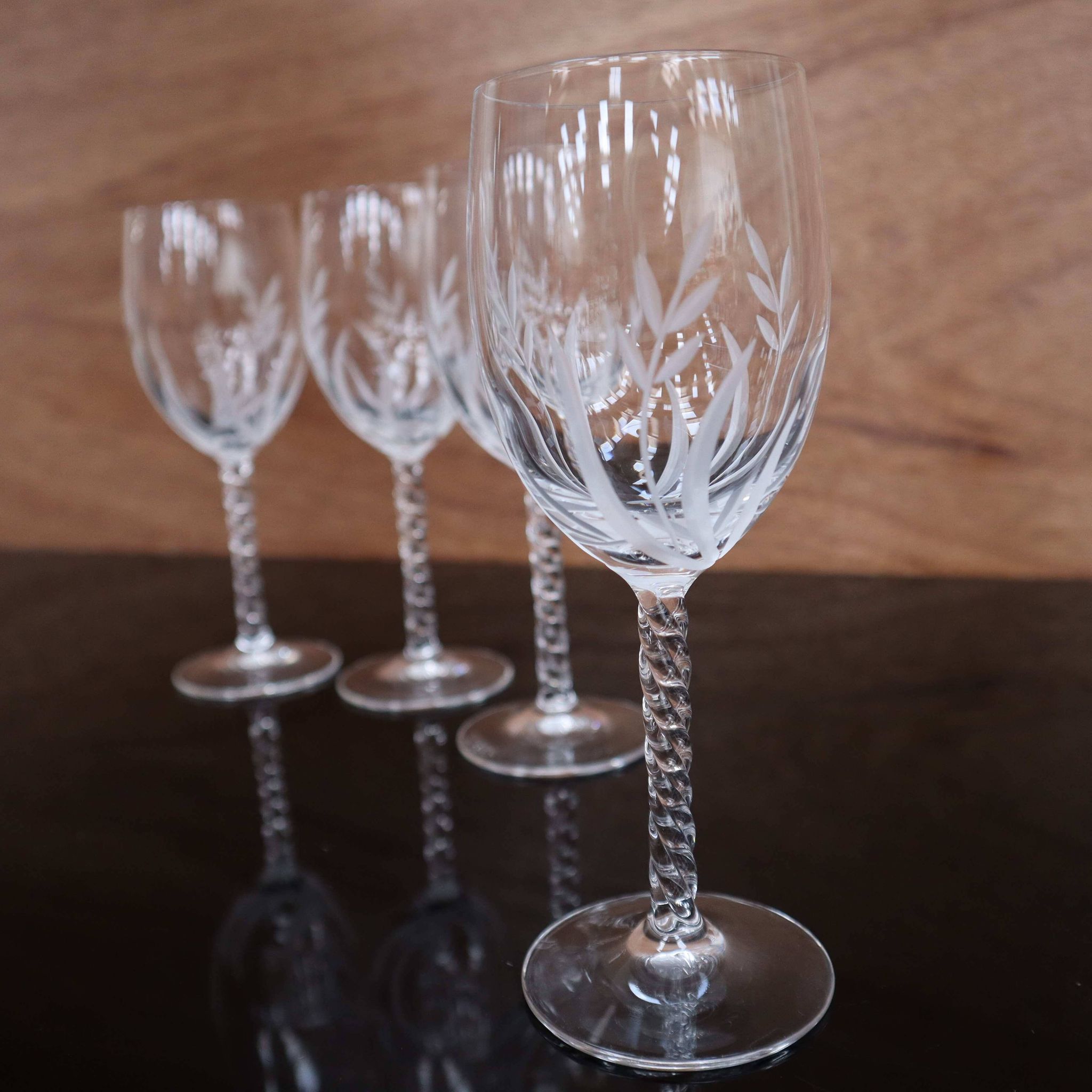 Ensemble de 4 verres à vin blanc vintage en cristal gravé