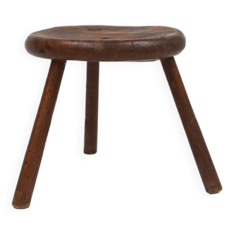 Tabouret tripode en bois massif sculpté à la main avec une belle patine, France ca. 1900