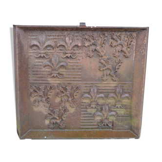 Plaque de cheminée en fonte avec des fleurs de lys