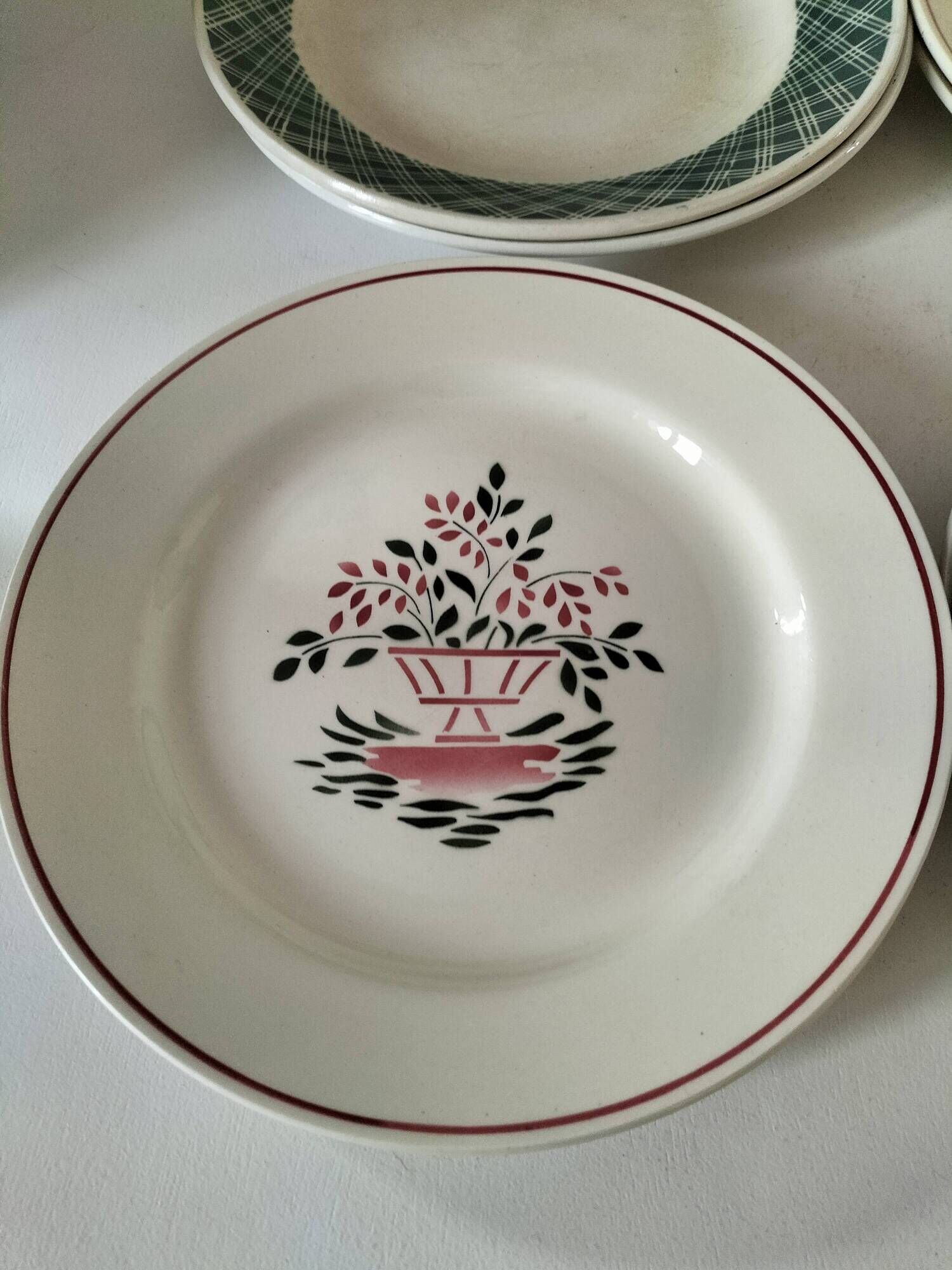 Mix of 10 ironstone plates, HBCM Agnès decoration - St Amand decoration 2070
