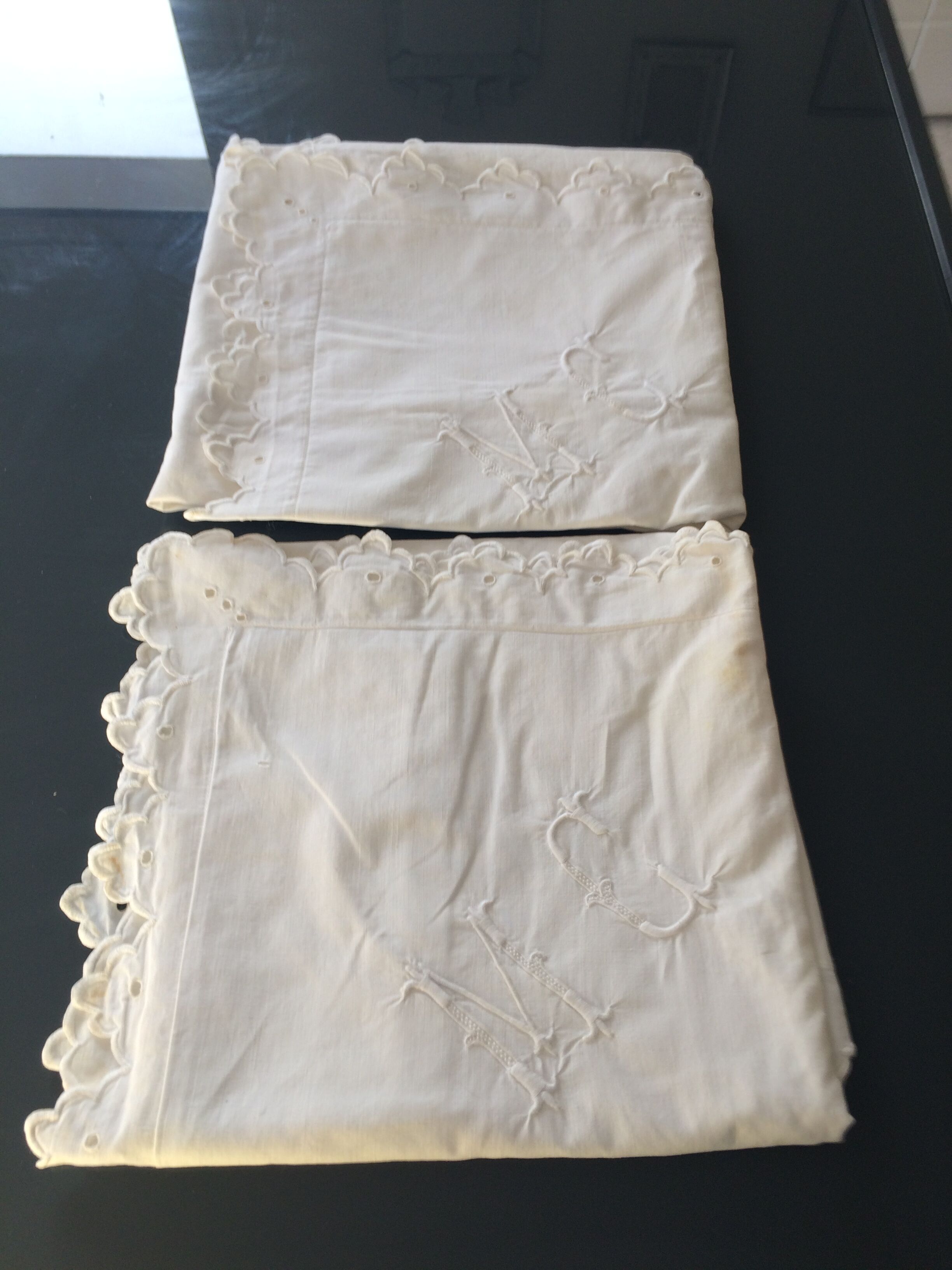 2 taies d'oreiller brodés 1935