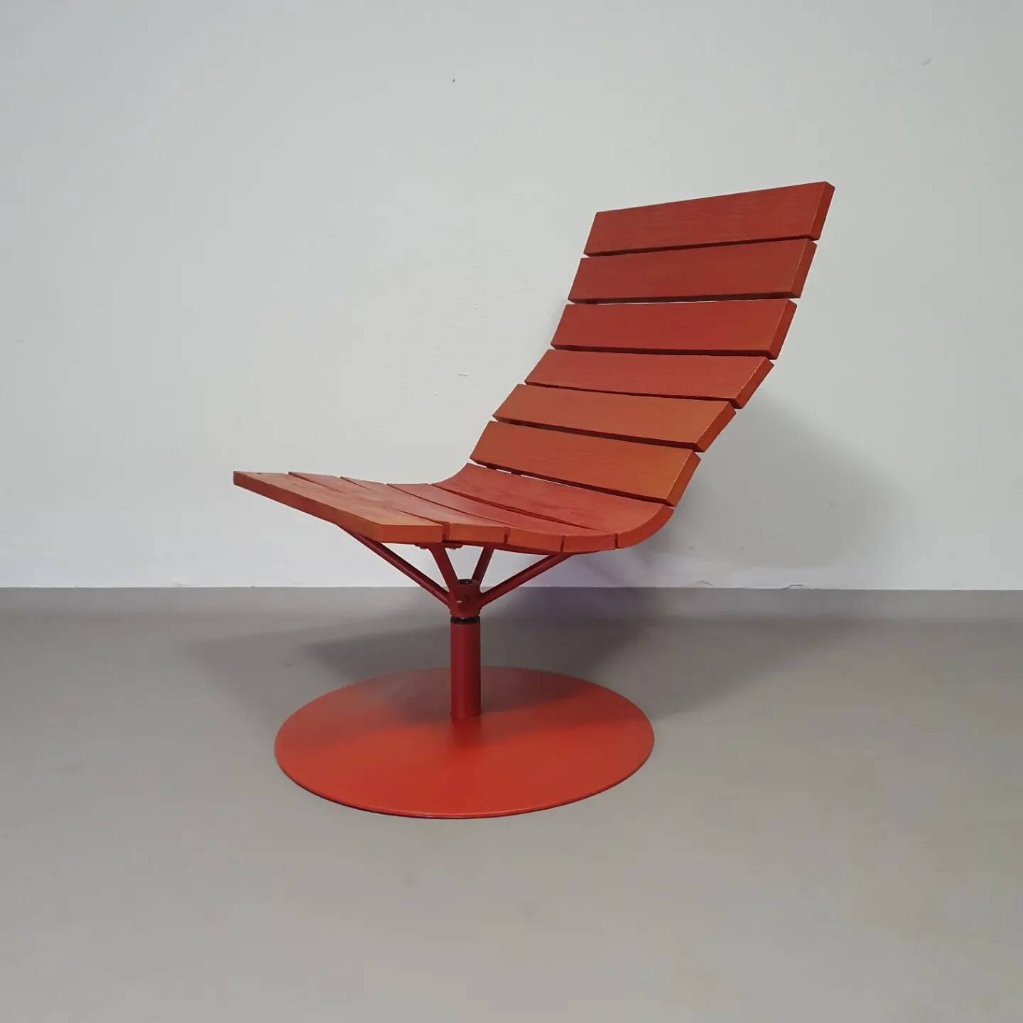 Marcus Arvonen pour Ikea (PS 2009) - 2 fauteuils pivotants Brygga rouges