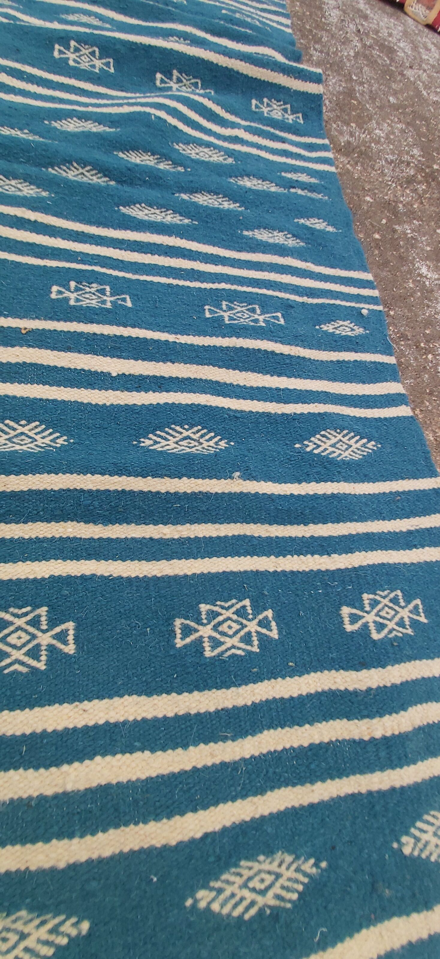Tapis kilim traditionnel bleu et blanc fait main en pure laine - 195x115cm