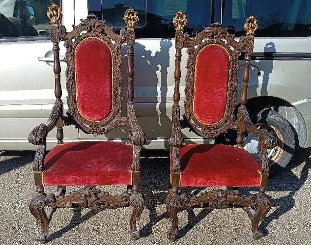 Paire de fauteuils anciens, sculptés en noyer.