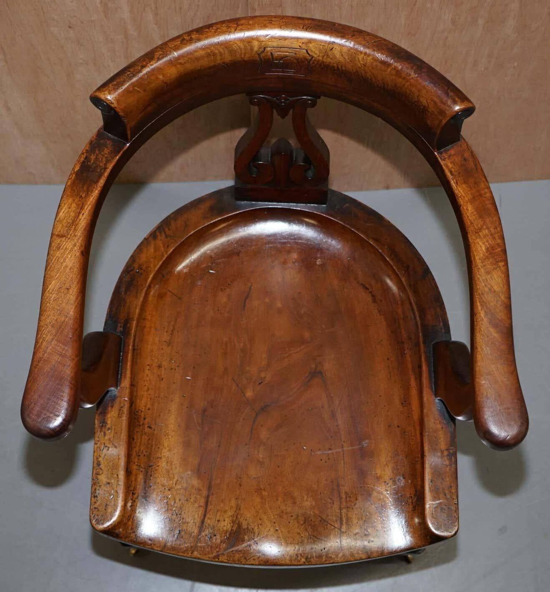 Chaise de capitaine victorienne en noyer d'Eton College