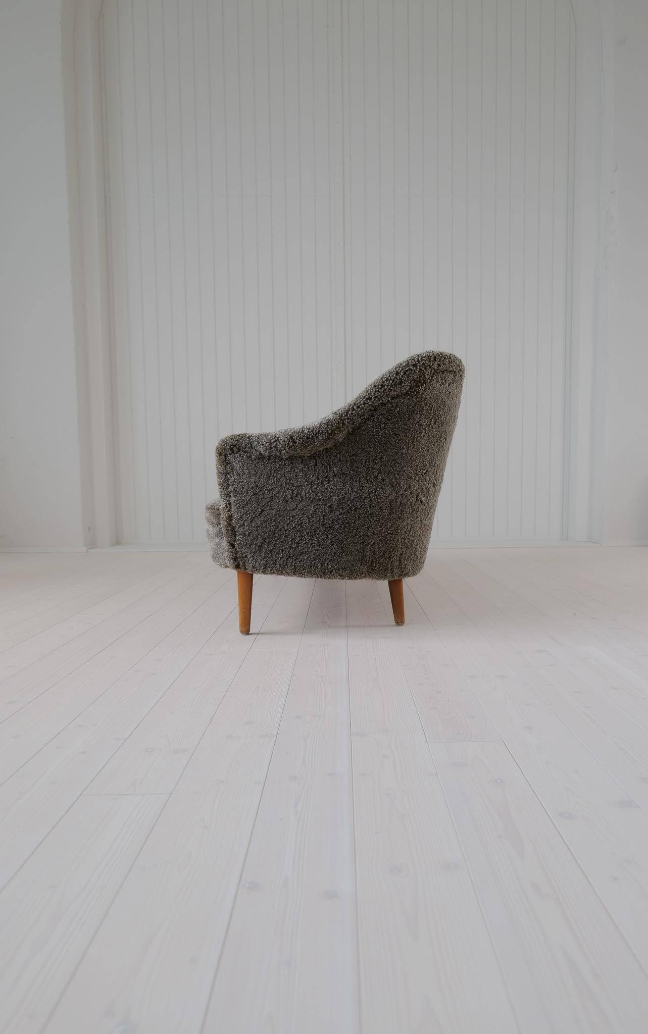 Mid-century modern canapé in sheepskin / shearling model 'Samspel' by Carl Malmsten, 1956