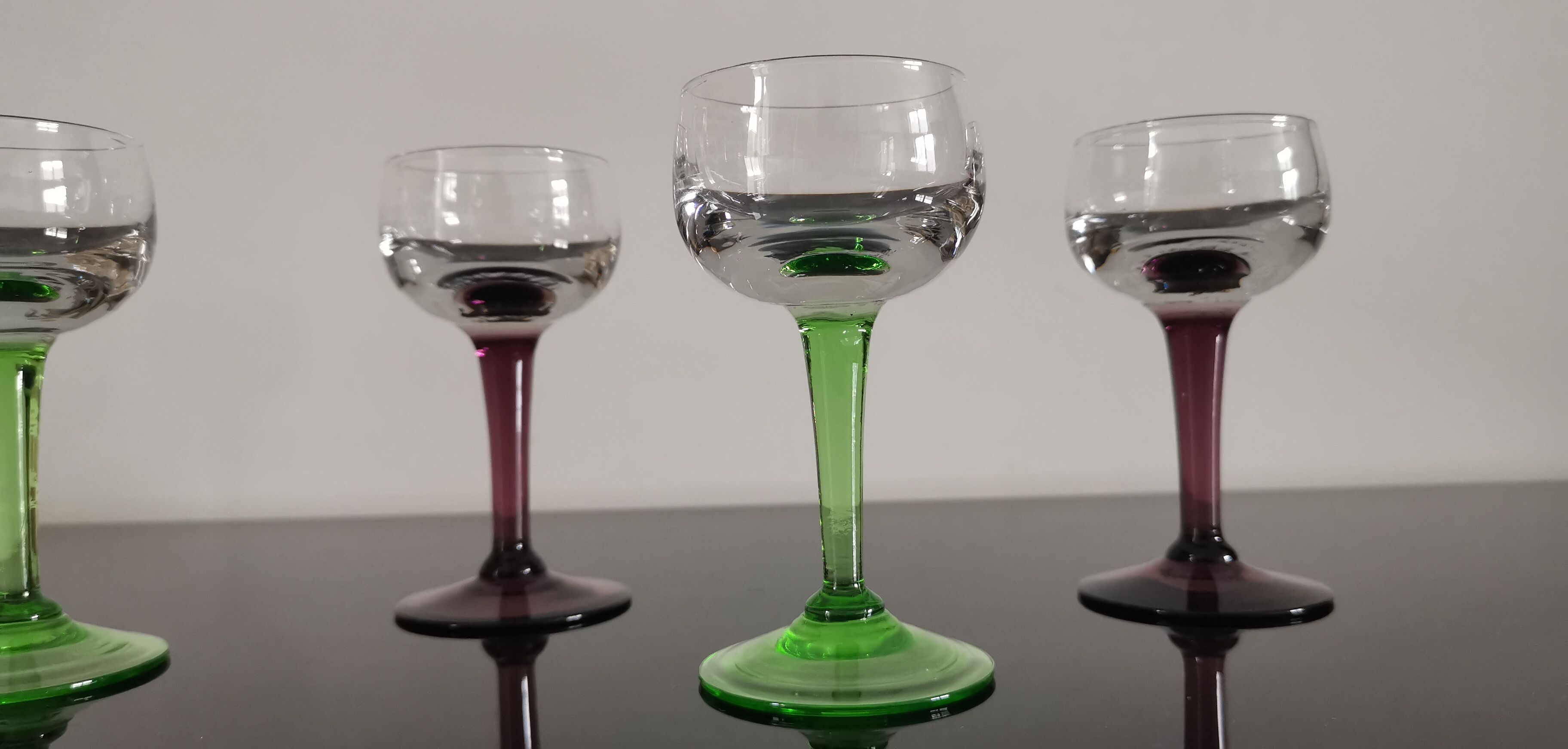 6 anciens verres à liqueur en cristal sur pieds de couleurs  des années 20/30