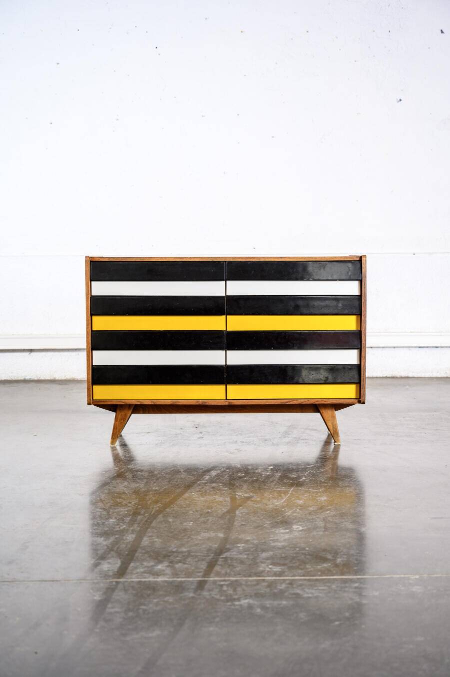 Jiroutek chest of drawers with 8 drawers