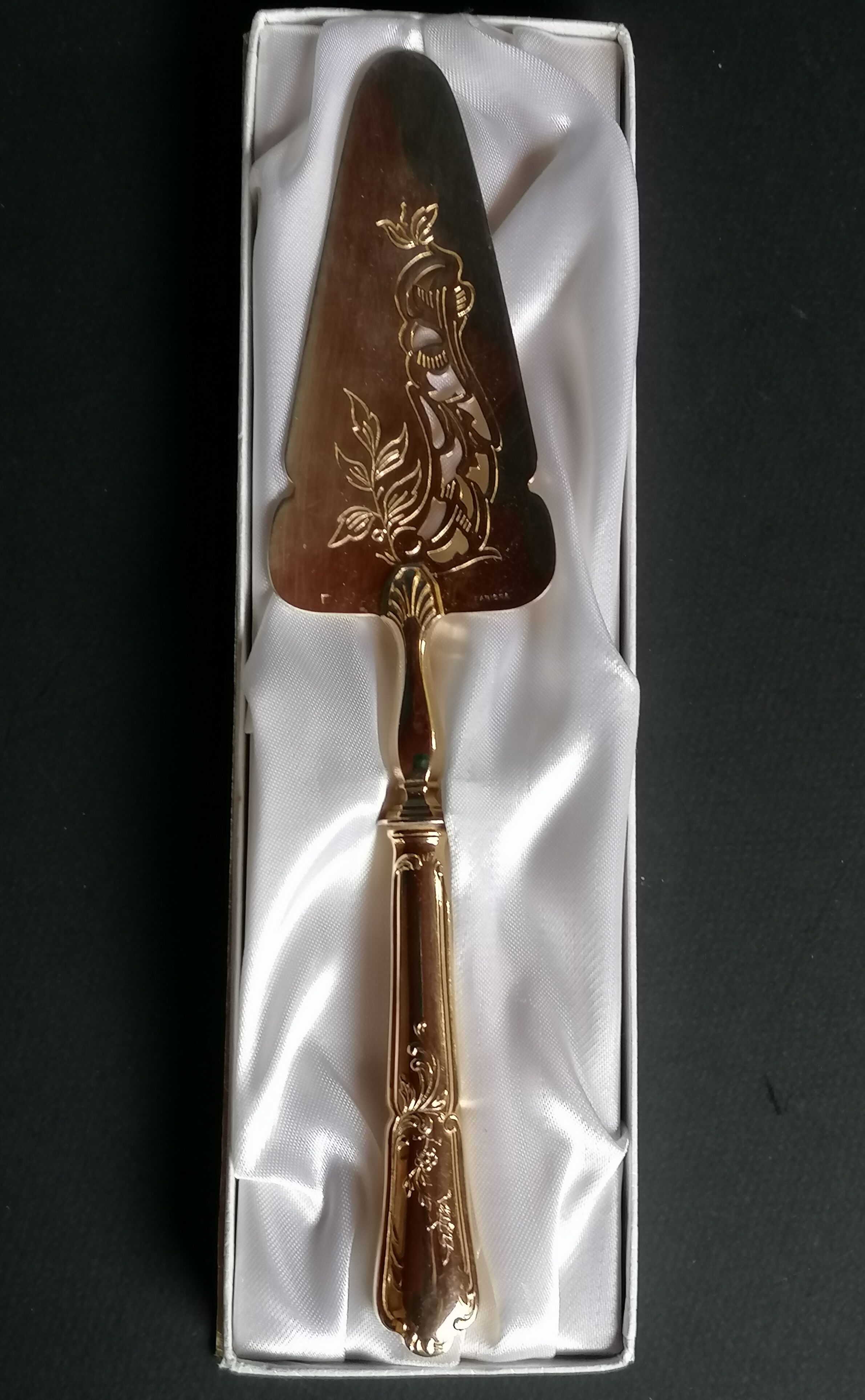 Golden metal pie shovel stamped Fabiora