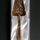 Golden metal pie shovel stamped Fabiora