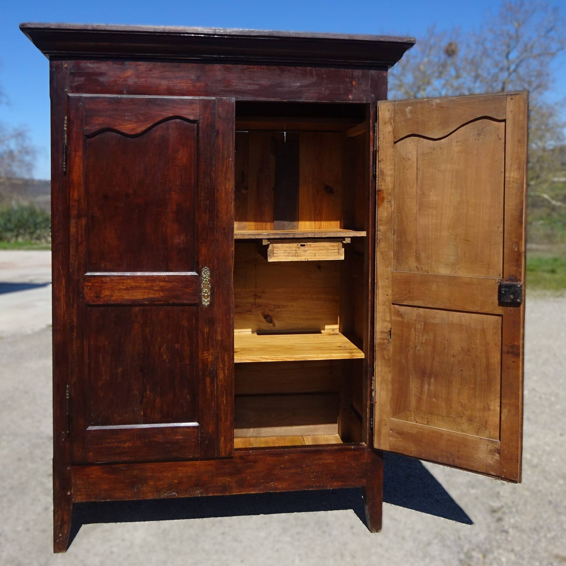 Armoire Louis Philippe en noyer massif