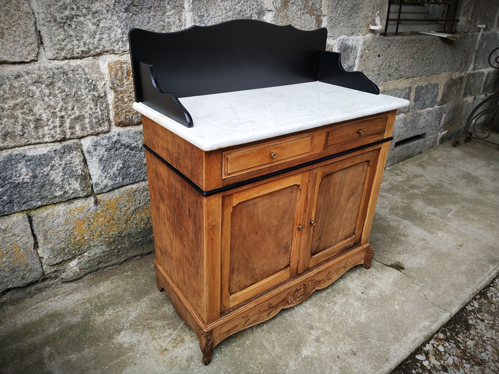 Old toilet table bahut