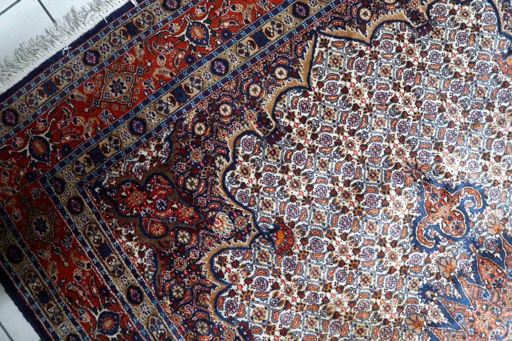 Tapis médaillon en laine fait main des années 1940, ivoire et marine, 212 × 312 cm