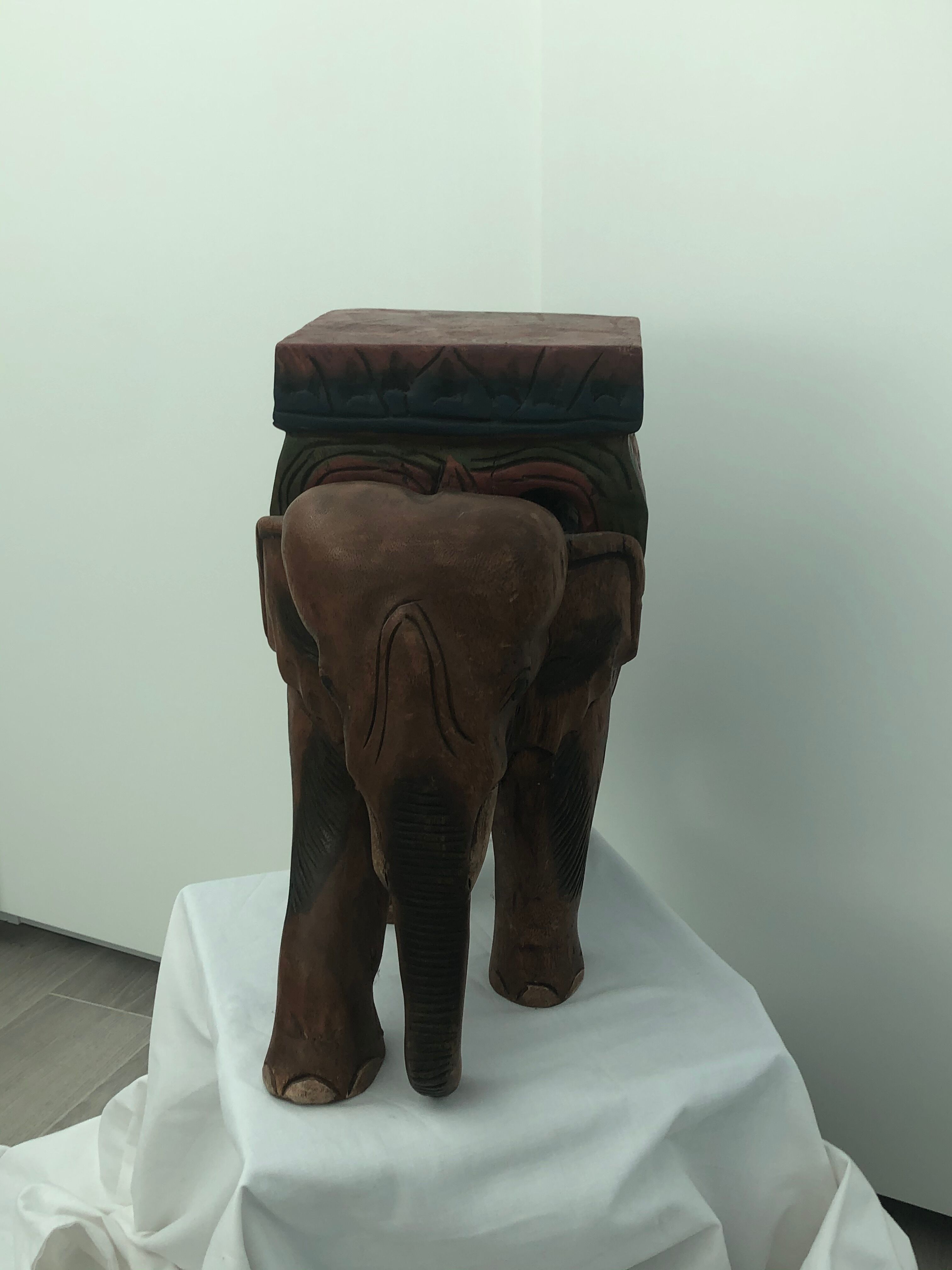 Tabouret éléphant en bois sculpté polychromie