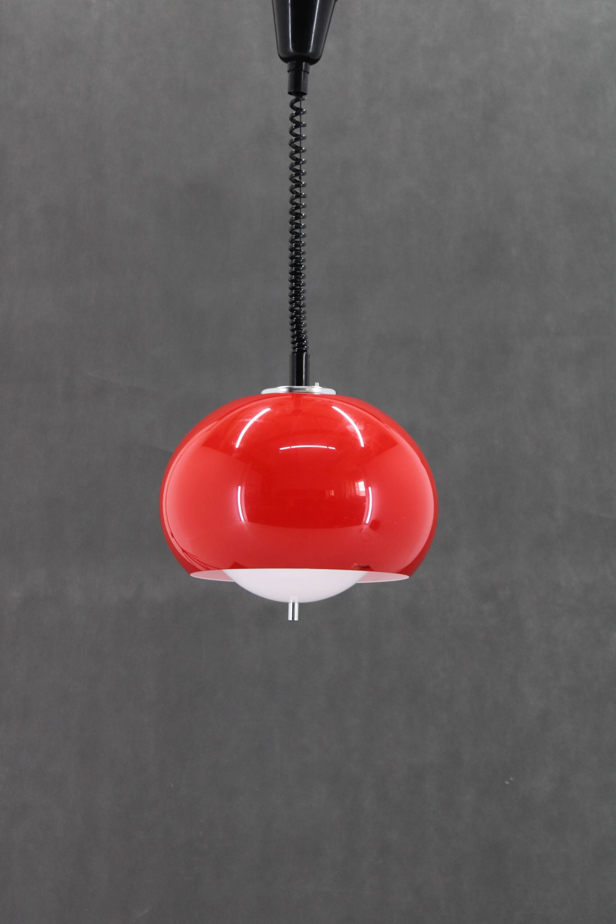 Suspension rouge Harvey Guzzini des années 1970 pour Meblo, Italie