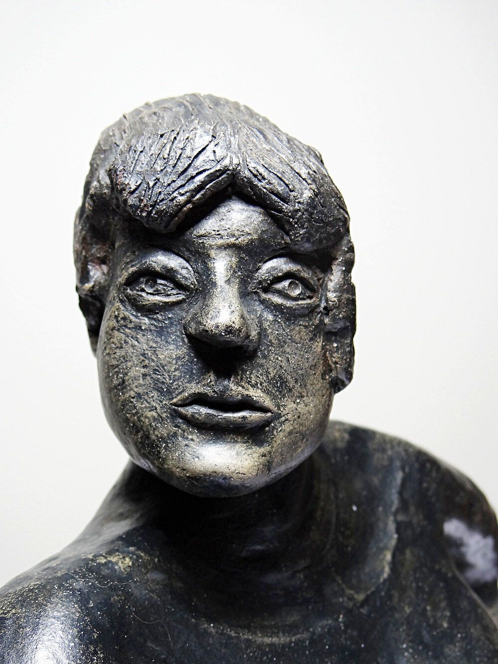 20th-century ceramic bust of a woman, art craft to be identified.