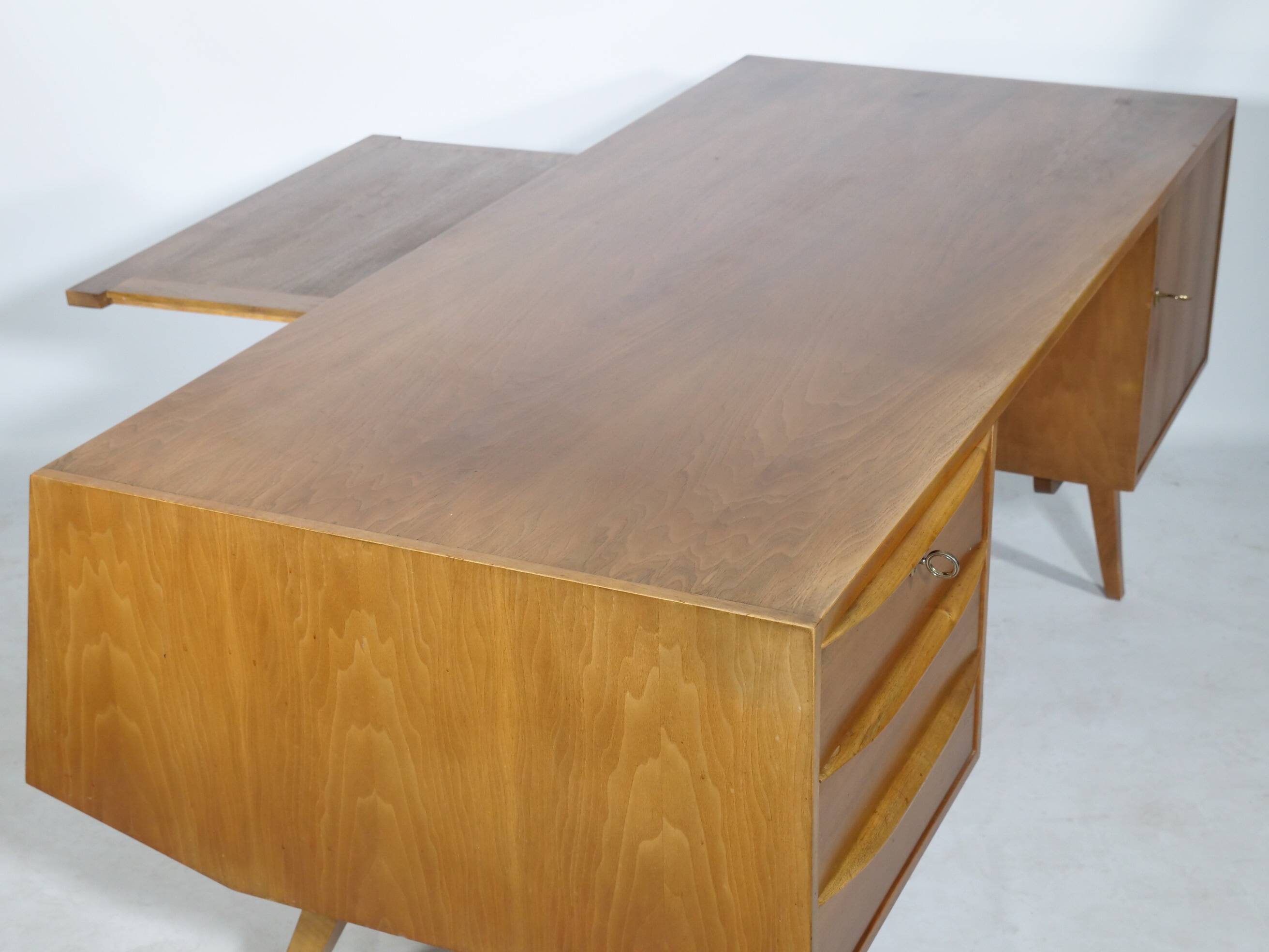 Bureau de direction en noyer, années 1960