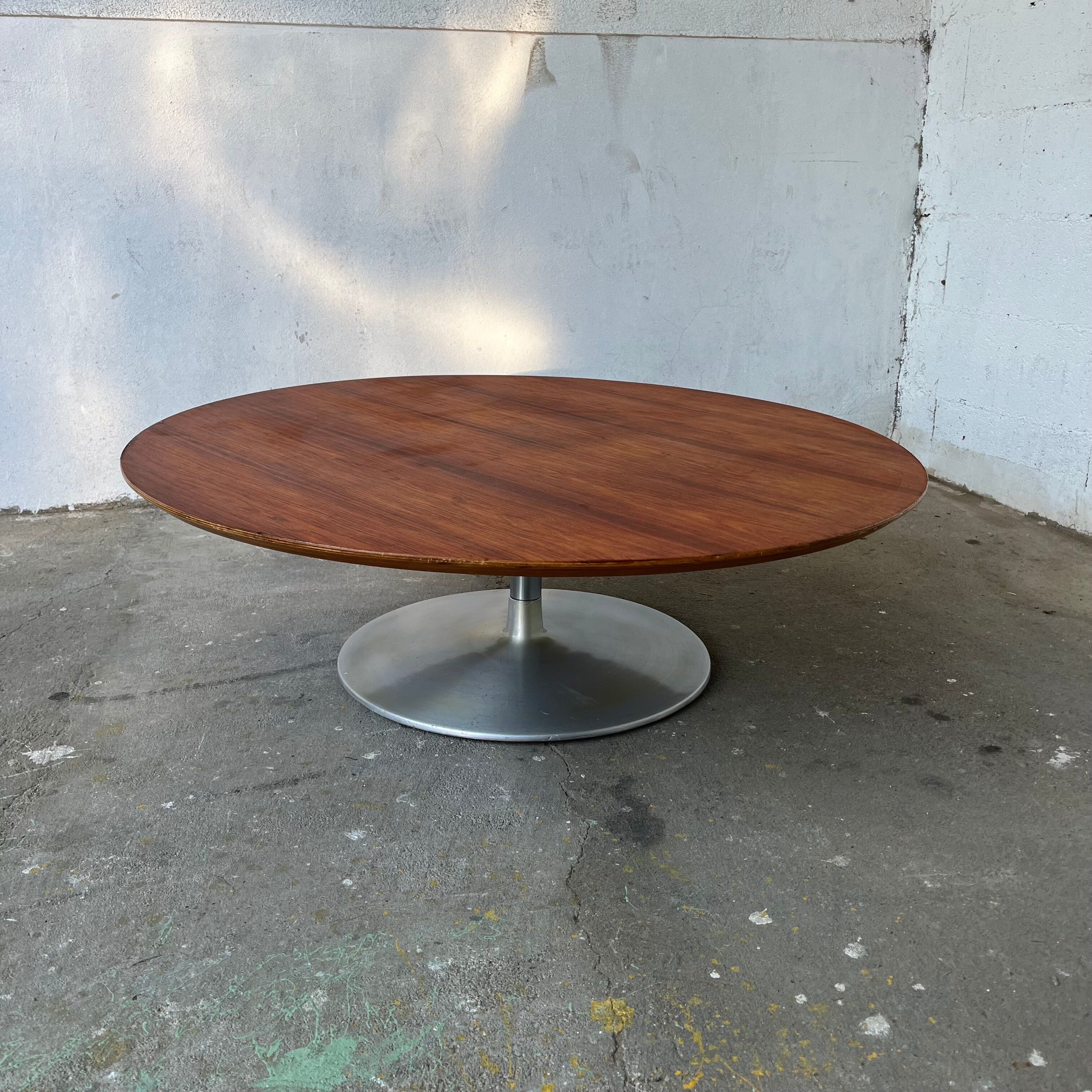 Circle coffee table by Pierre Paulin for Artifort
