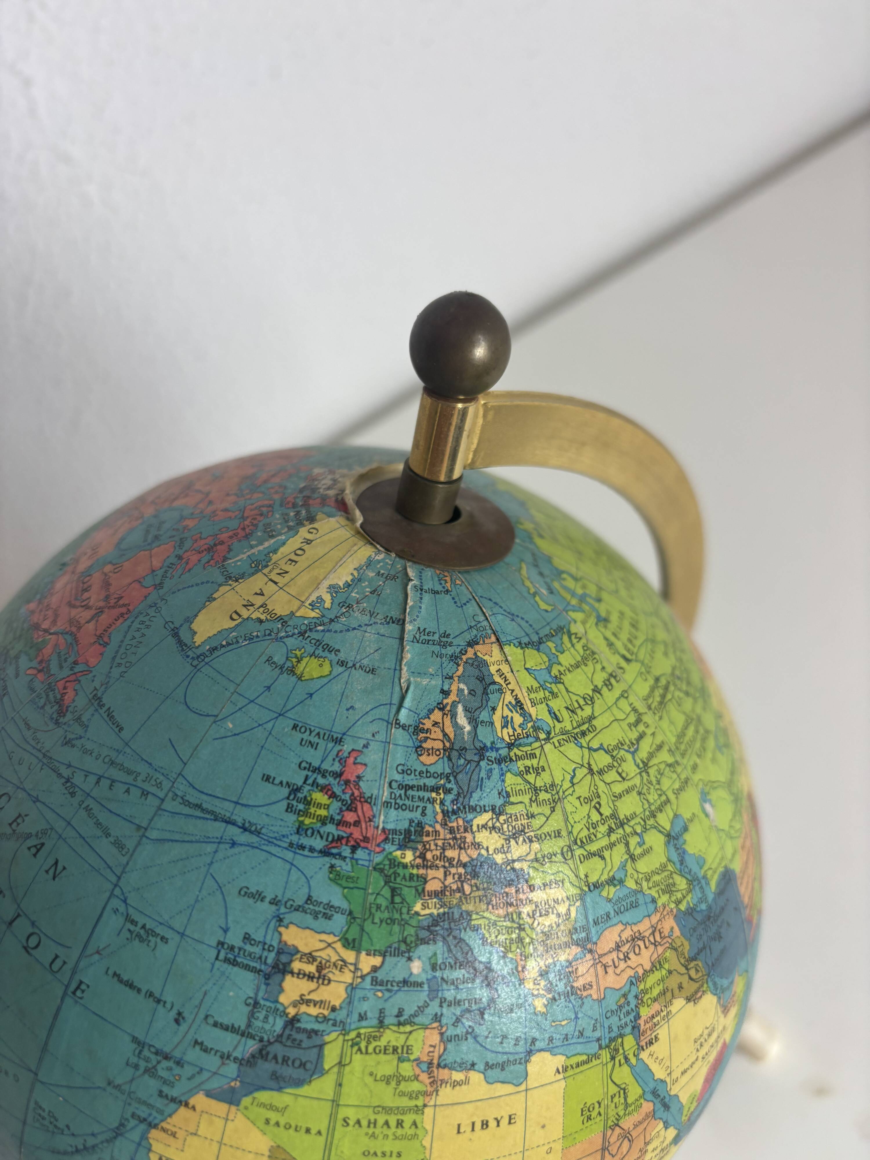 Globe terrestre vintage 1967 mappemonde dorée tripode Taride - 23 cm