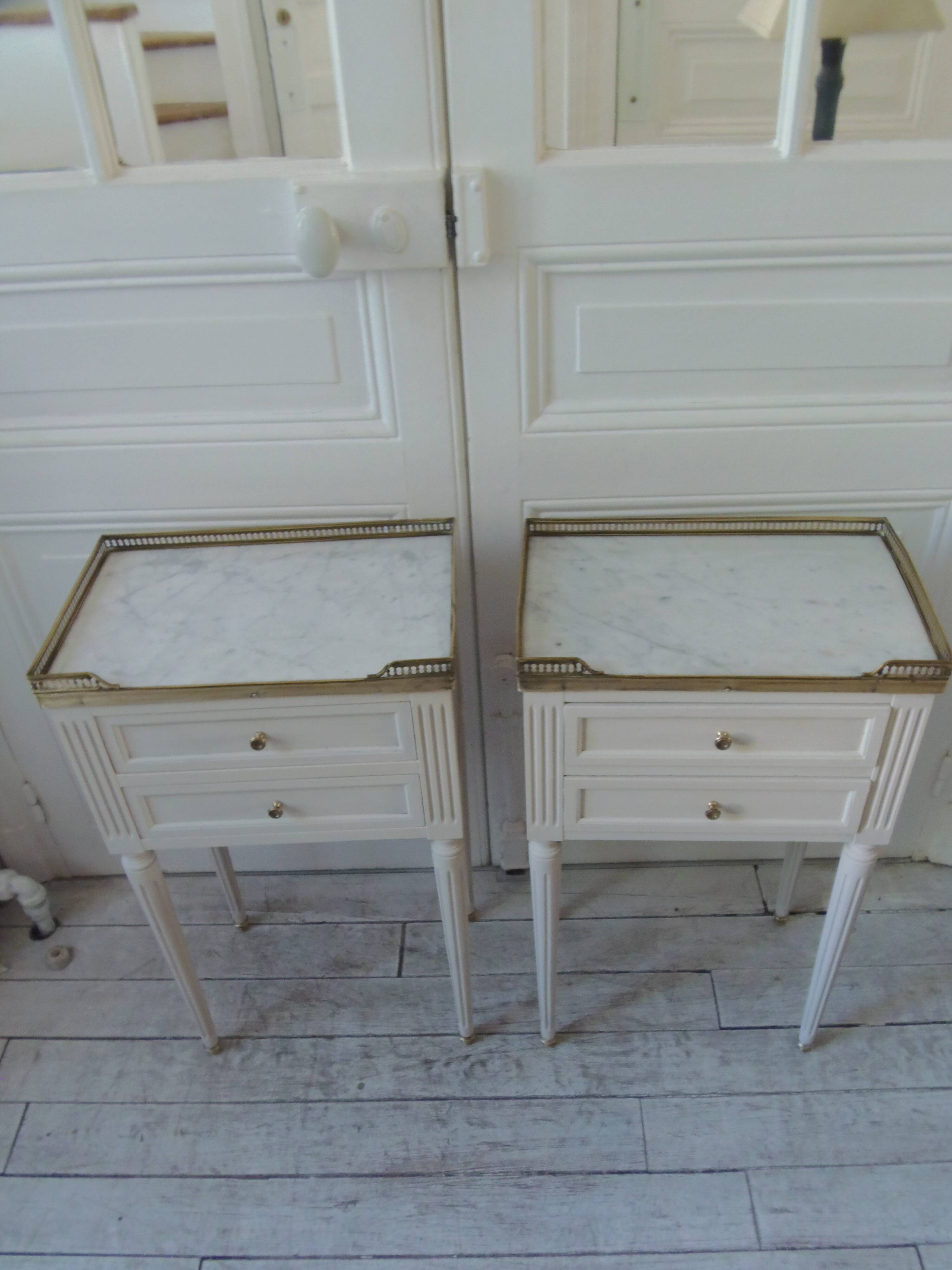 Pair of beautifully crafted bedside tables, end tables, pearl gray.
