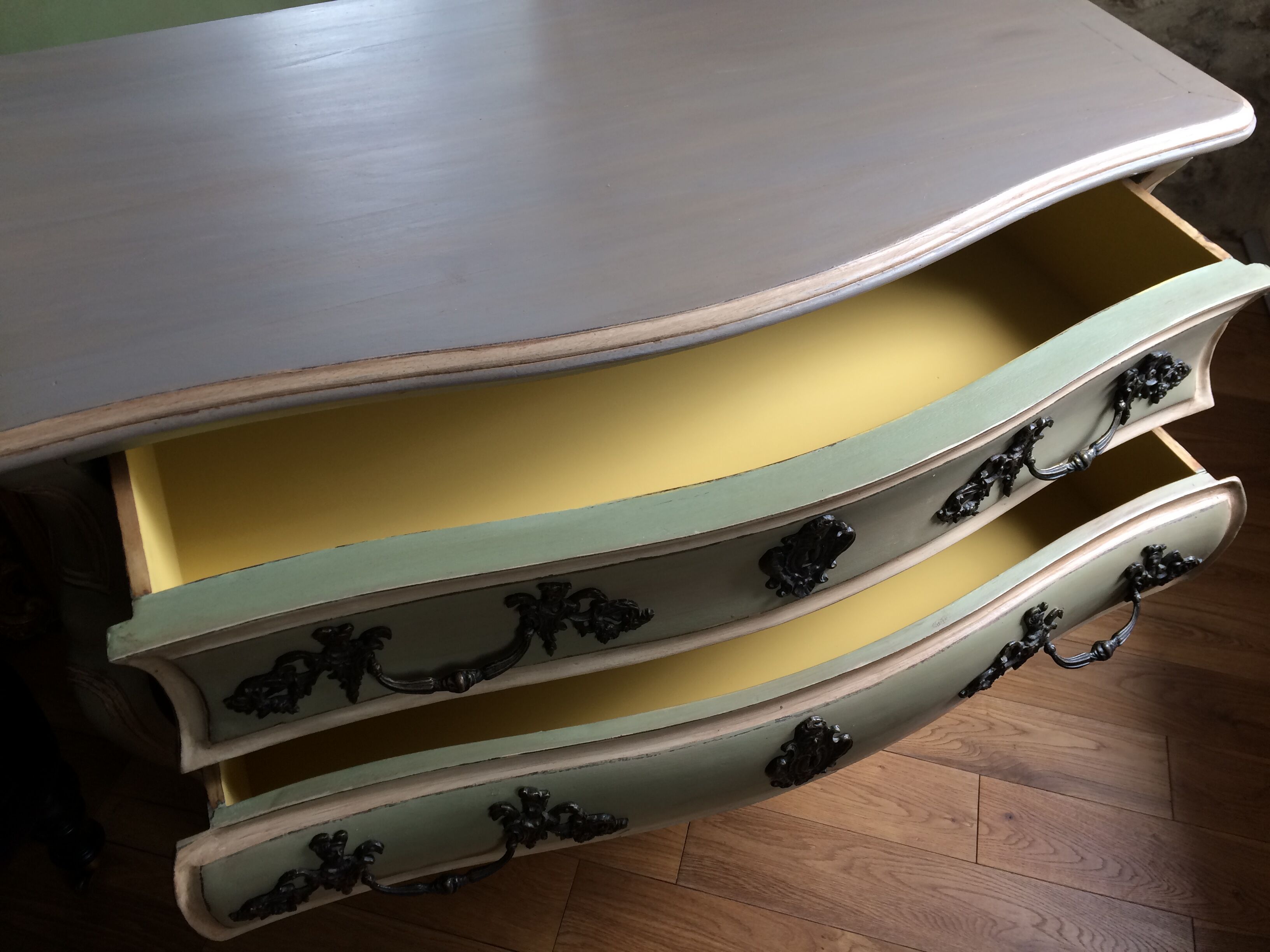 Bordelaise chest of drawers Louis XV style