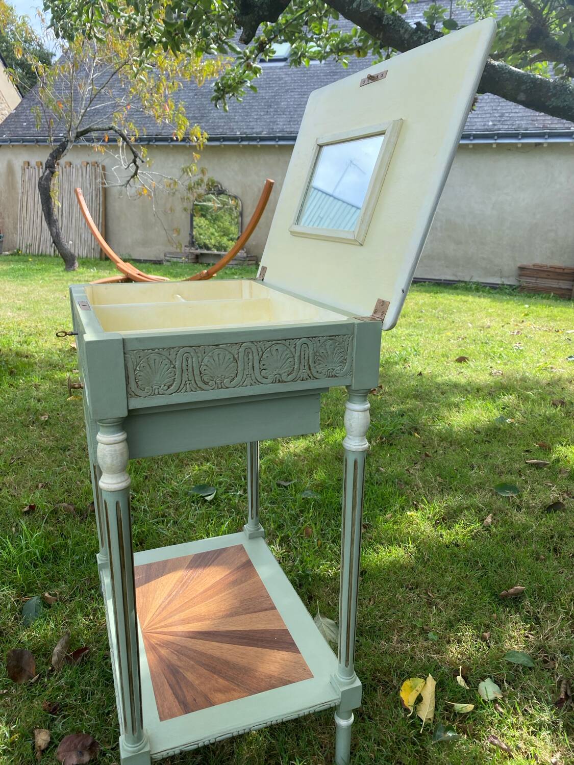 Petit meuble style coiffeuse avec marqueterie