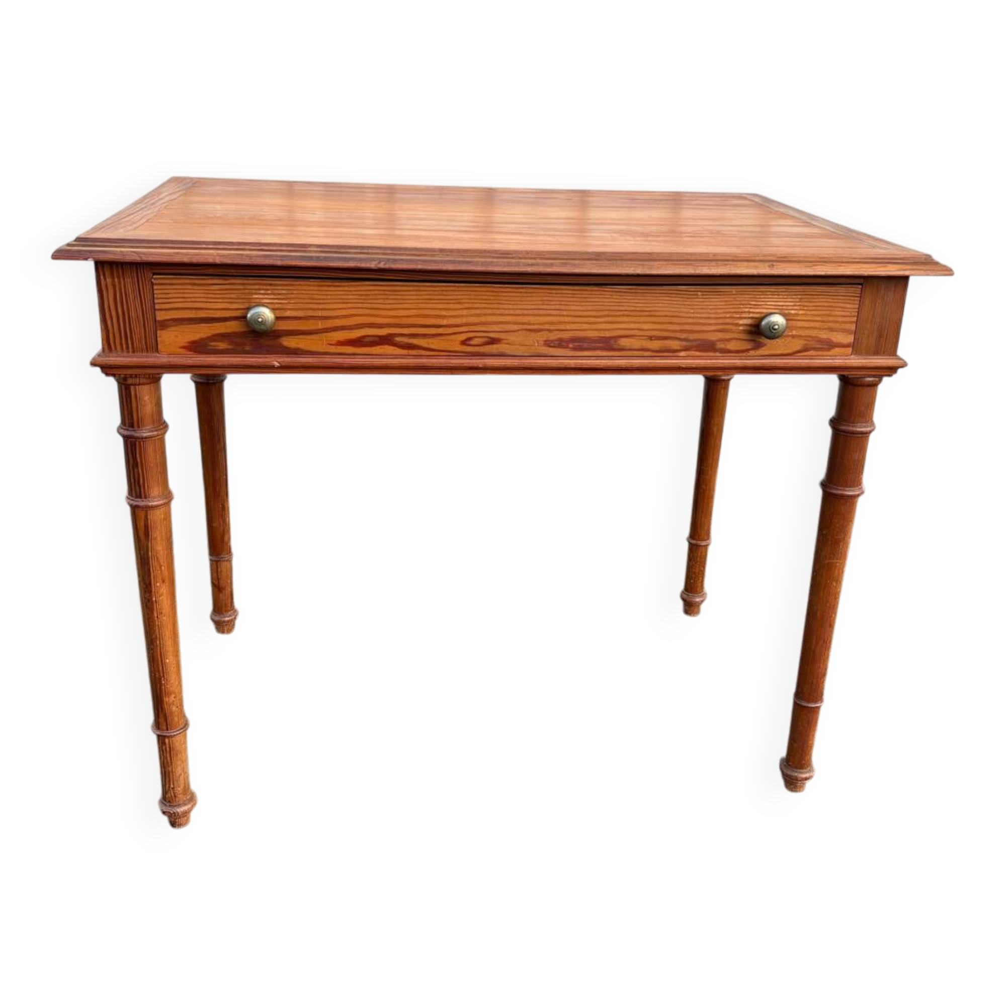 Bureau ancien en pitchpin, pieds tournés, tiroir – superbe patine