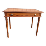 Bureau ancien en pitchpin, pieds tournés, tiroir – superbe patine