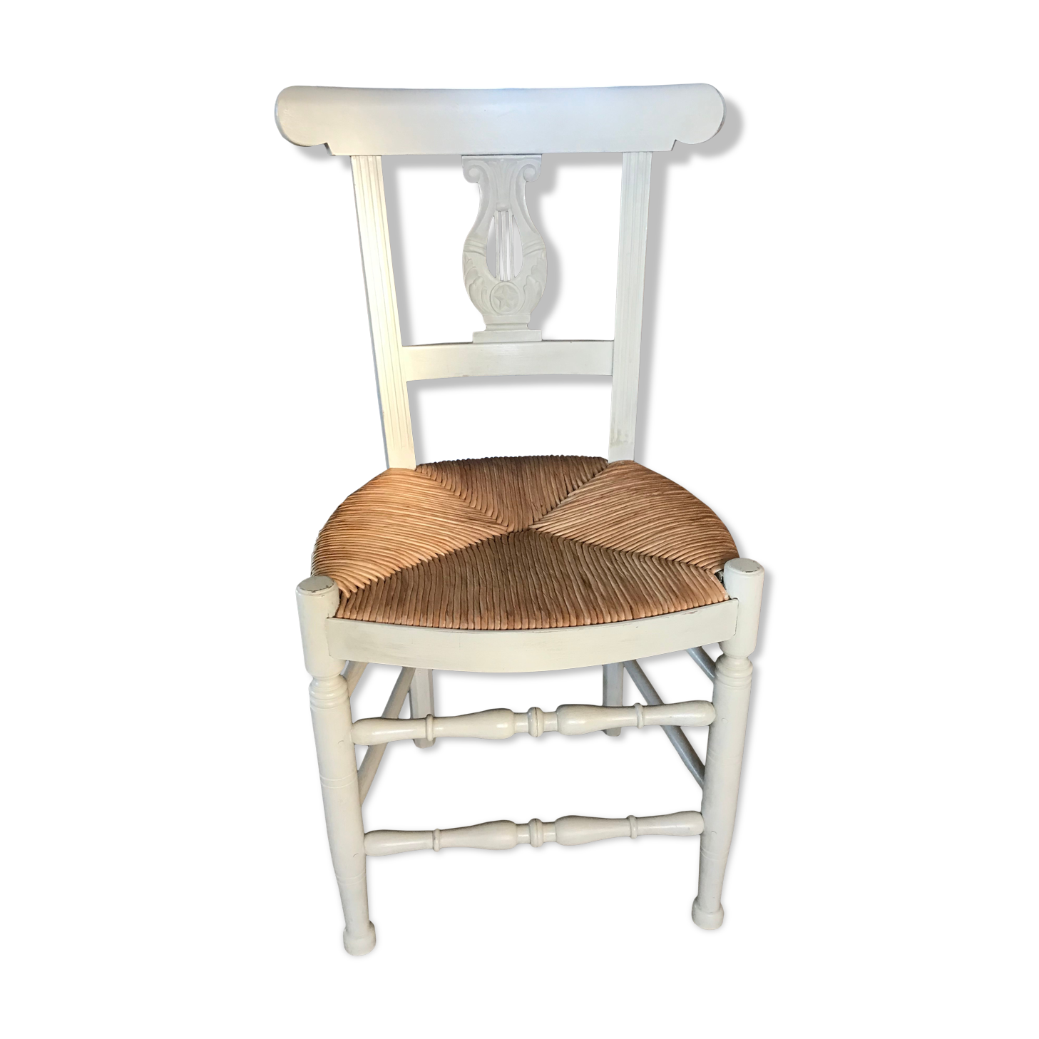 Lyre-backed mulched chair