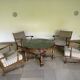 Ensemble de salon vintage avec table basse en marbre vert et quatre fauteuils.