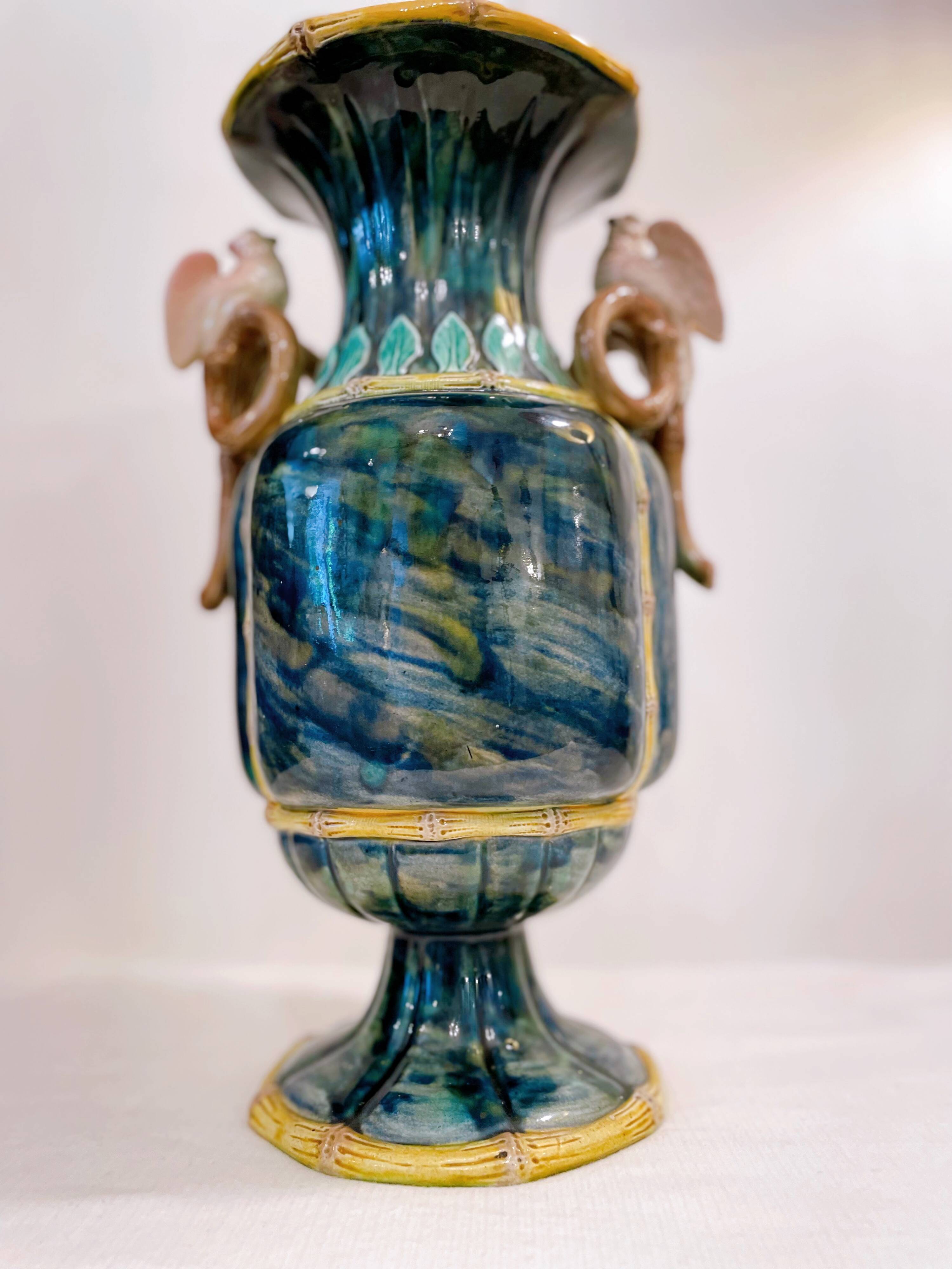 Vase en barbotine émaillée à décor d'oiseaux et bambou