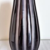 Vase Art Déco en verre épais taillé à la main en traits verticaux irréguliers H30