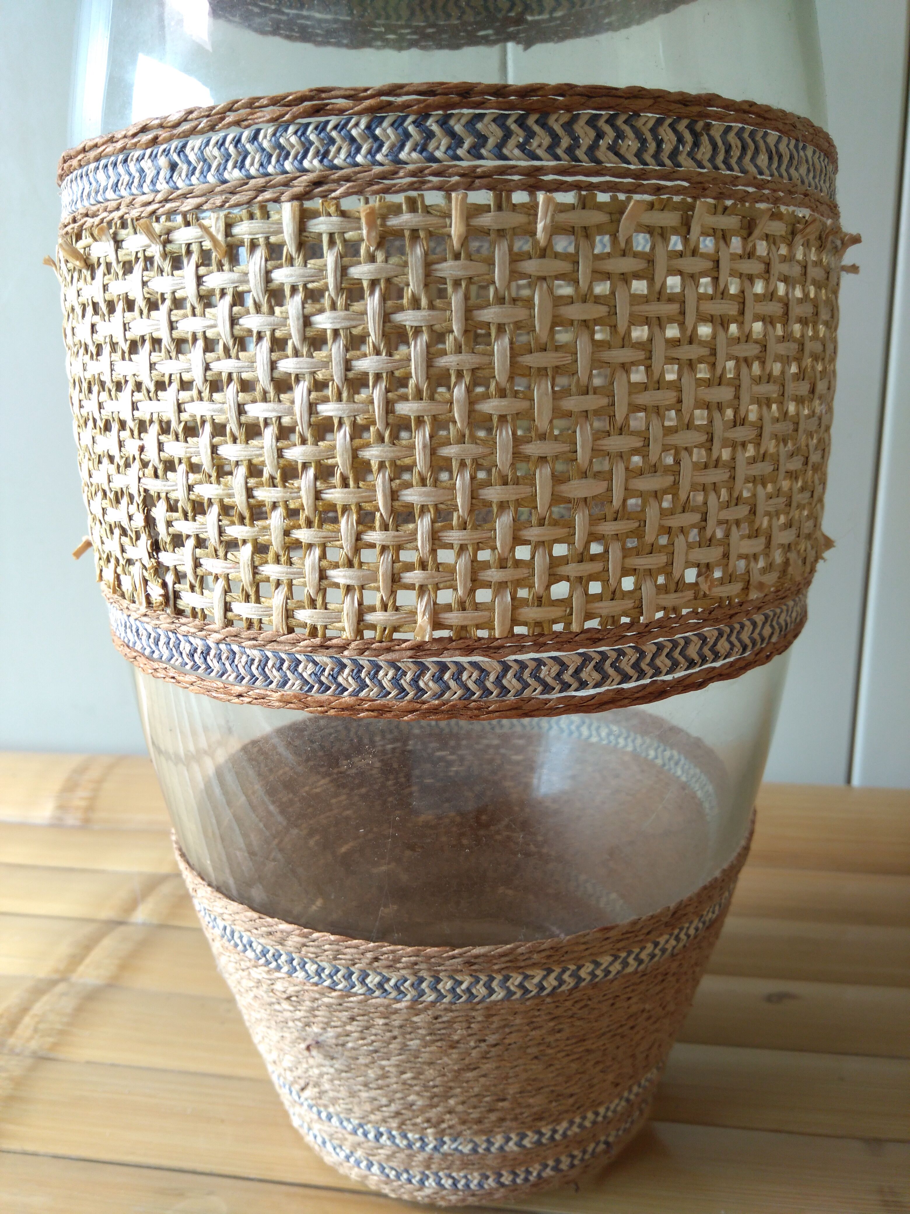 Cane glass-decorated vase and natural fibers