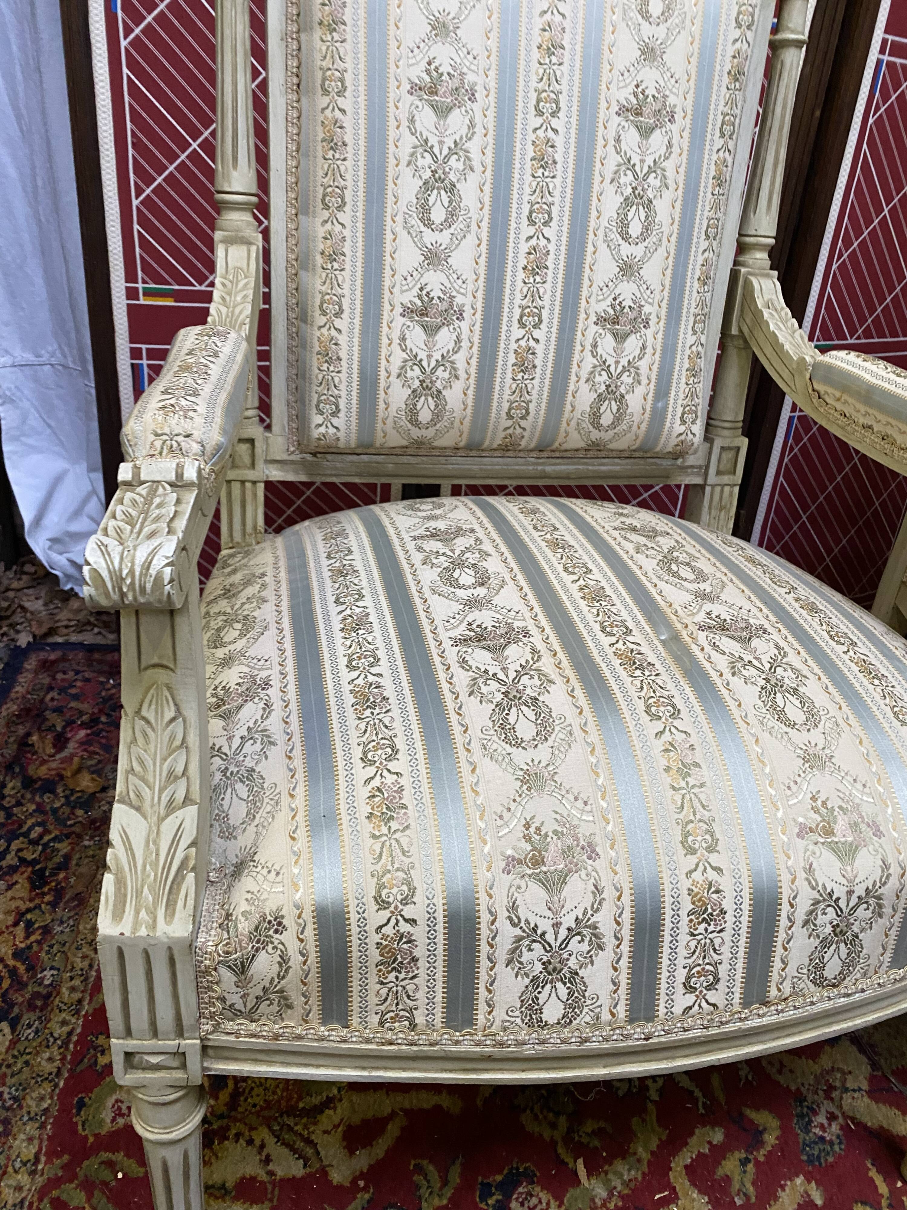 Paire de fauteuils style Louis XVl sculptés avec tissus et soieries d’origine