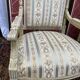 Paire de fauteuils style Louis XVl sculptés avec tissus et soieries d’origine