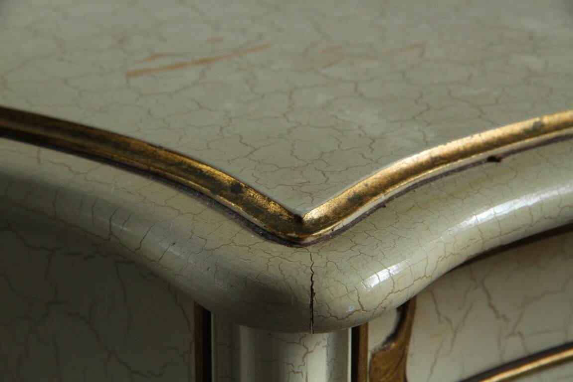 Vintage pair of 20th century Venetian Baroque style nightstands in painted wood