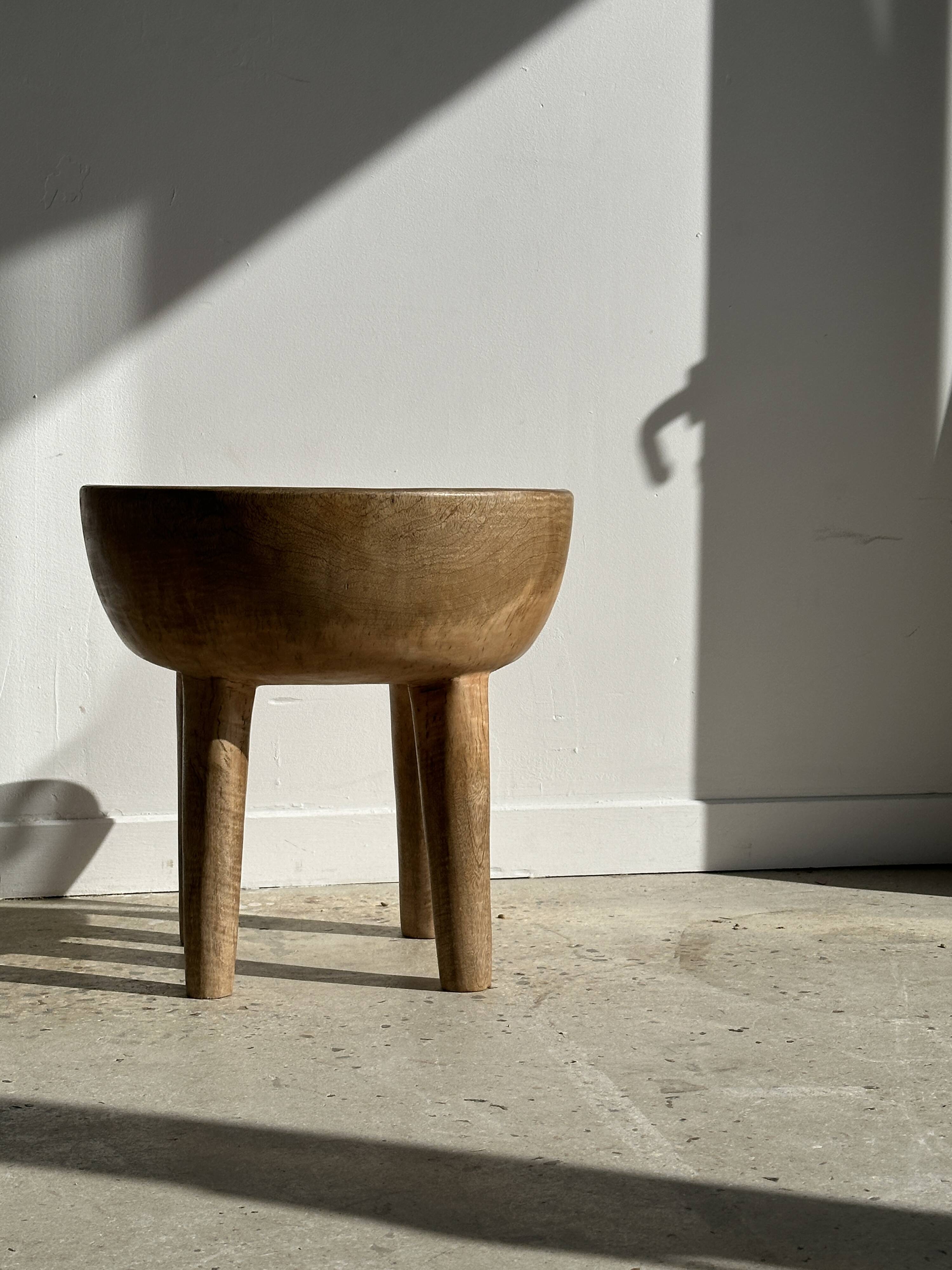 Quadripod chair with round seat and small back in natural monoxyl mango wood